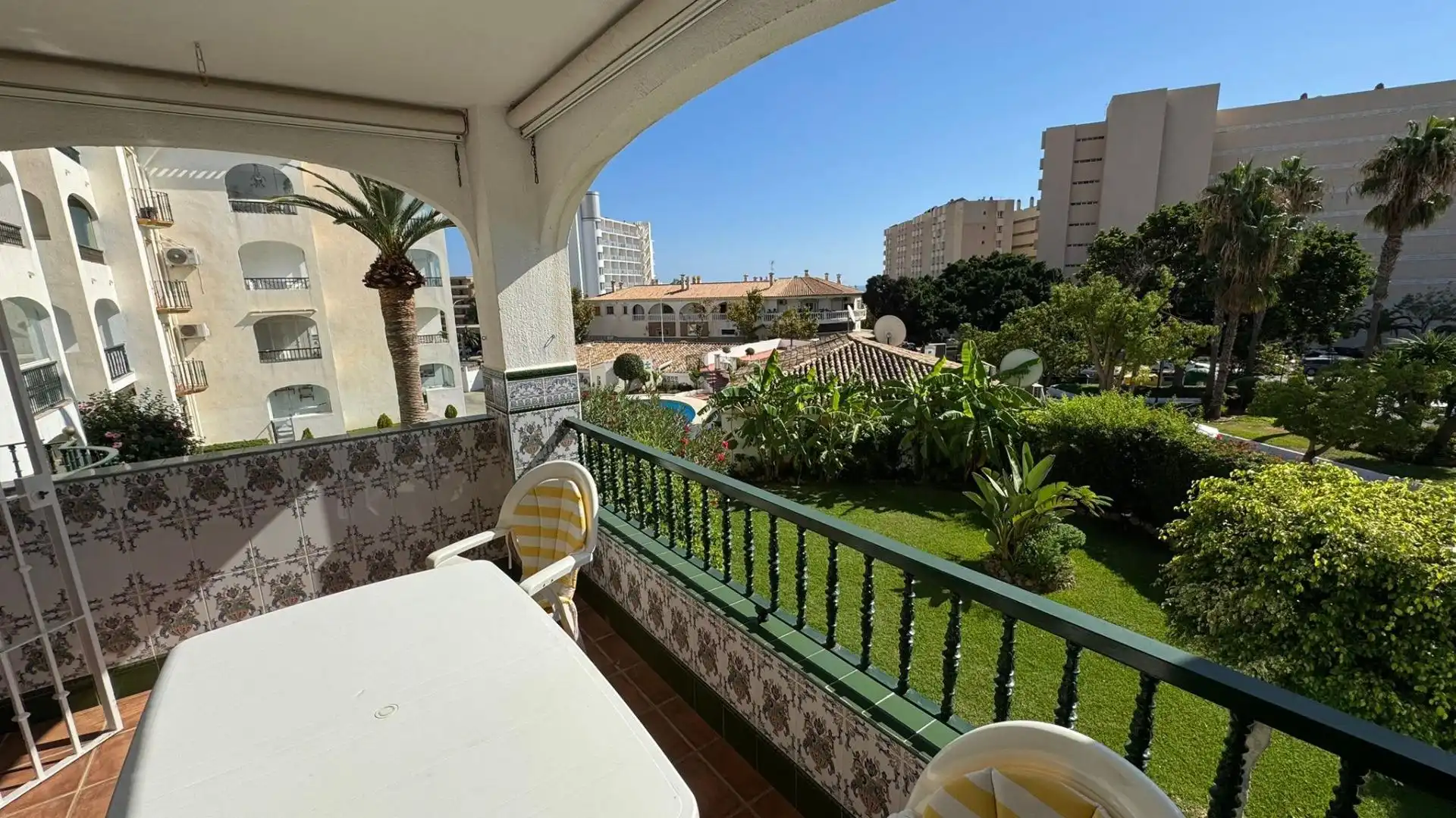 Piso con piscina en venta en La Carihuela - Los Nidos, imagen 2