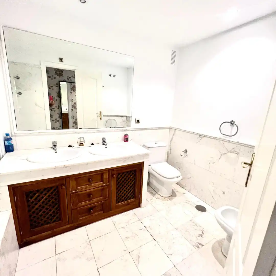 Badezimmer von Dachboden zur Miete in Estepona mit Klimaanlage, Terrasse und Schwimmbad