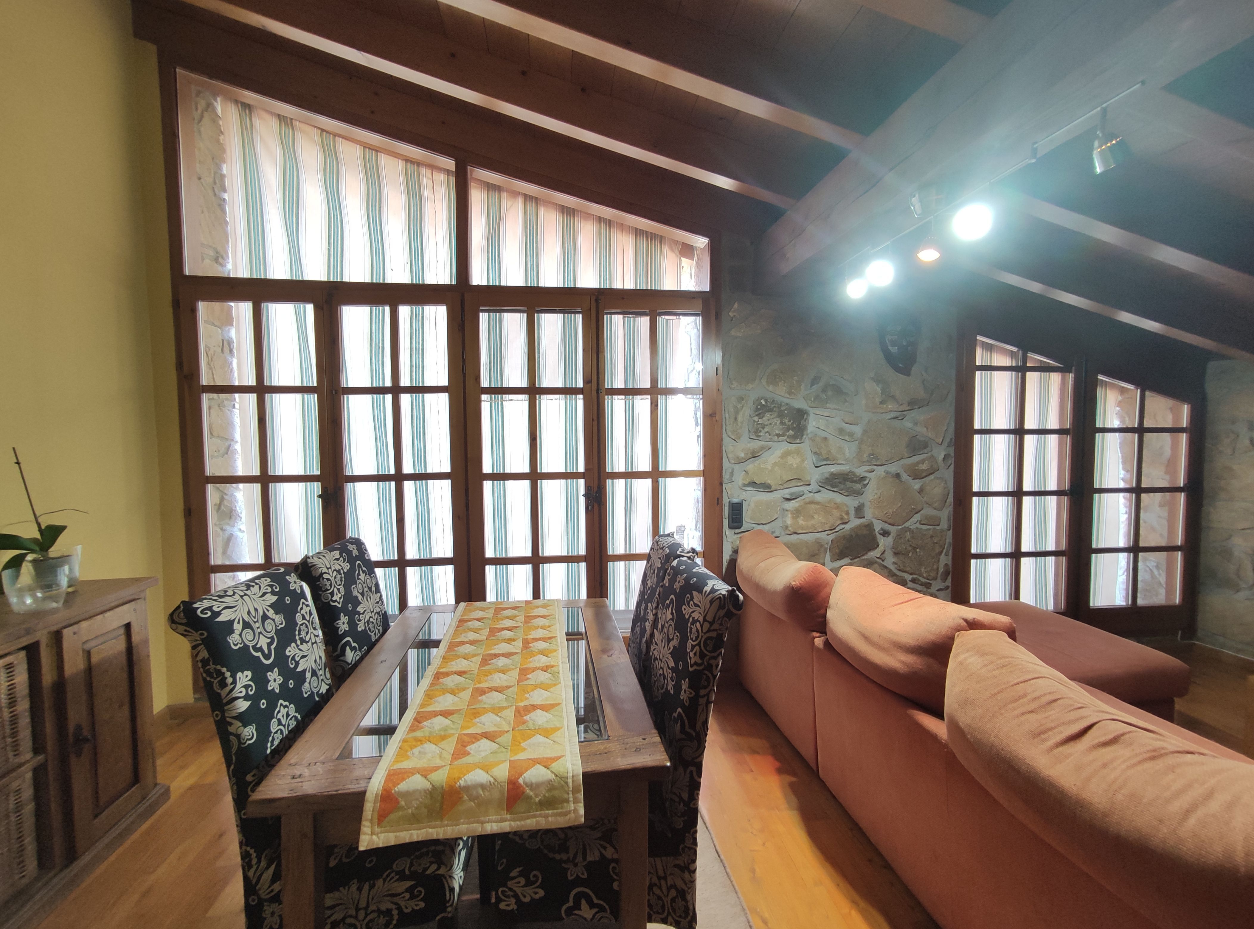 Sala d'estar de Casa o xalet en venda en Montagut i Oix amb Calefacció, Jardí privat i Parquet