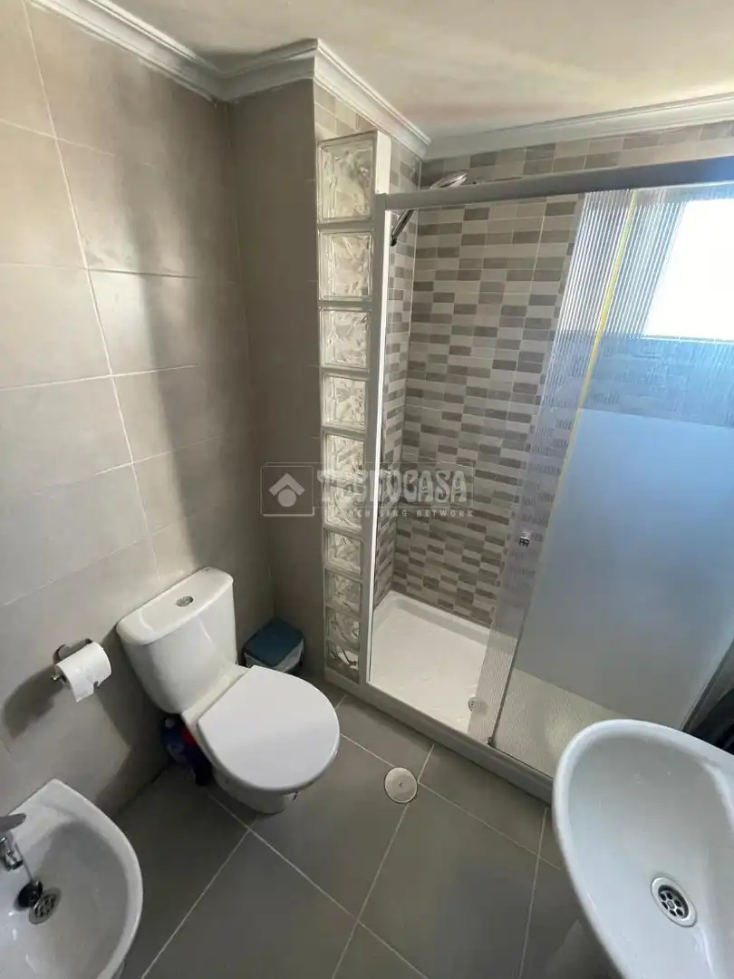 Bathroom of Flat for sale in Sevilla  with Air Conditioner and Terrace