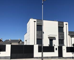 Vista exterior de Casa adosada en venda en Palazuelos de Eresma amb Aire condicionat i Terrassa