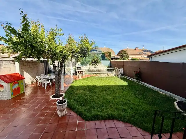 Garten von Haus oder Chalet zum Verkauf in Villanueva de la Torre mit Klimaanlage, Heizung und Privatgarten