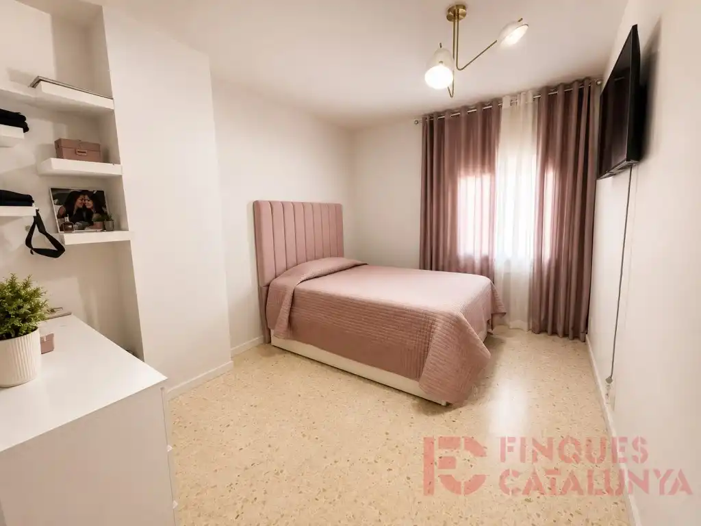 Dormitori de Àtic en venda en Girona amb Aire condicionat i Terrassa