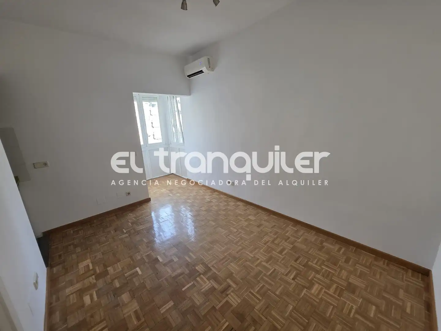 Bedroom of Study for rent in Madrid  with Air Conditioner, Parquet flooring and Washing machine