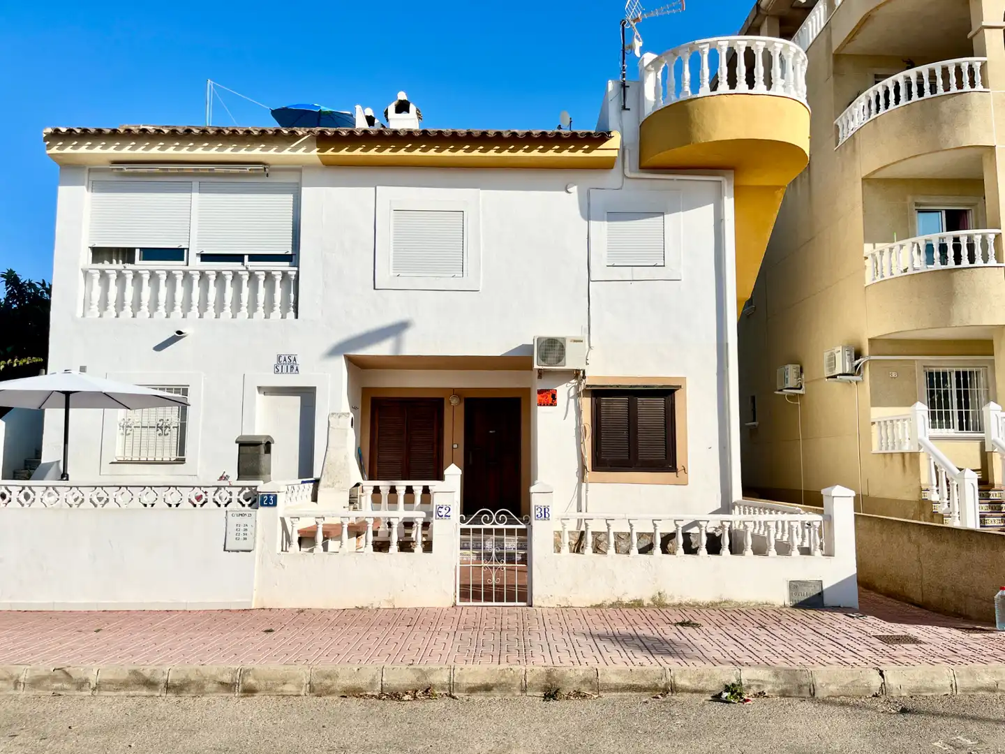 Vista exterior de Casa adosada en venta en Orihuela con Aire acondicionado, Terraza y Trastero
