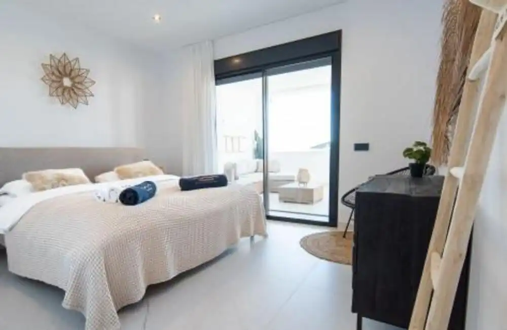 Habitación de Apartamento de alquiler en Estepona con Aire acondicionado, Terraza y Piscina