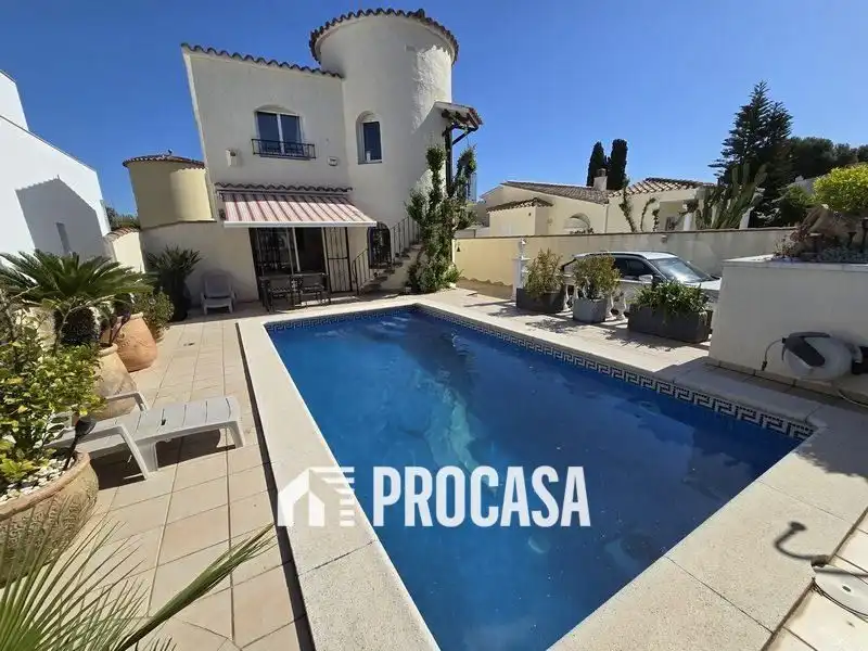 Villa con piscina in vendita a Pení, imagen 2
