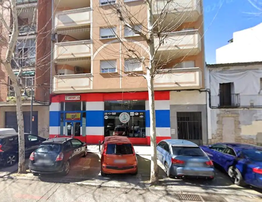 Pis en venda a Ferrocarril