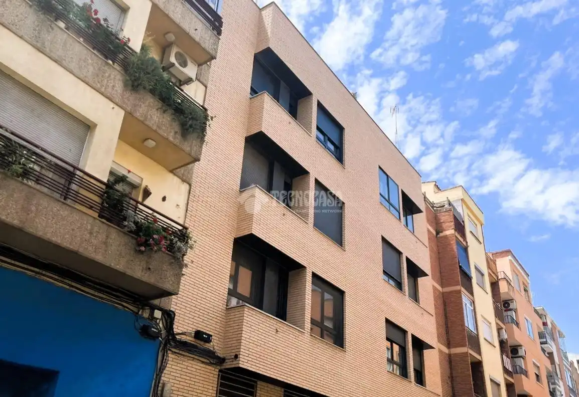 Außenansicht von Wohnung zum Verkauf in Zaragoza mit Klimaanlage, Heizung und Terrasse