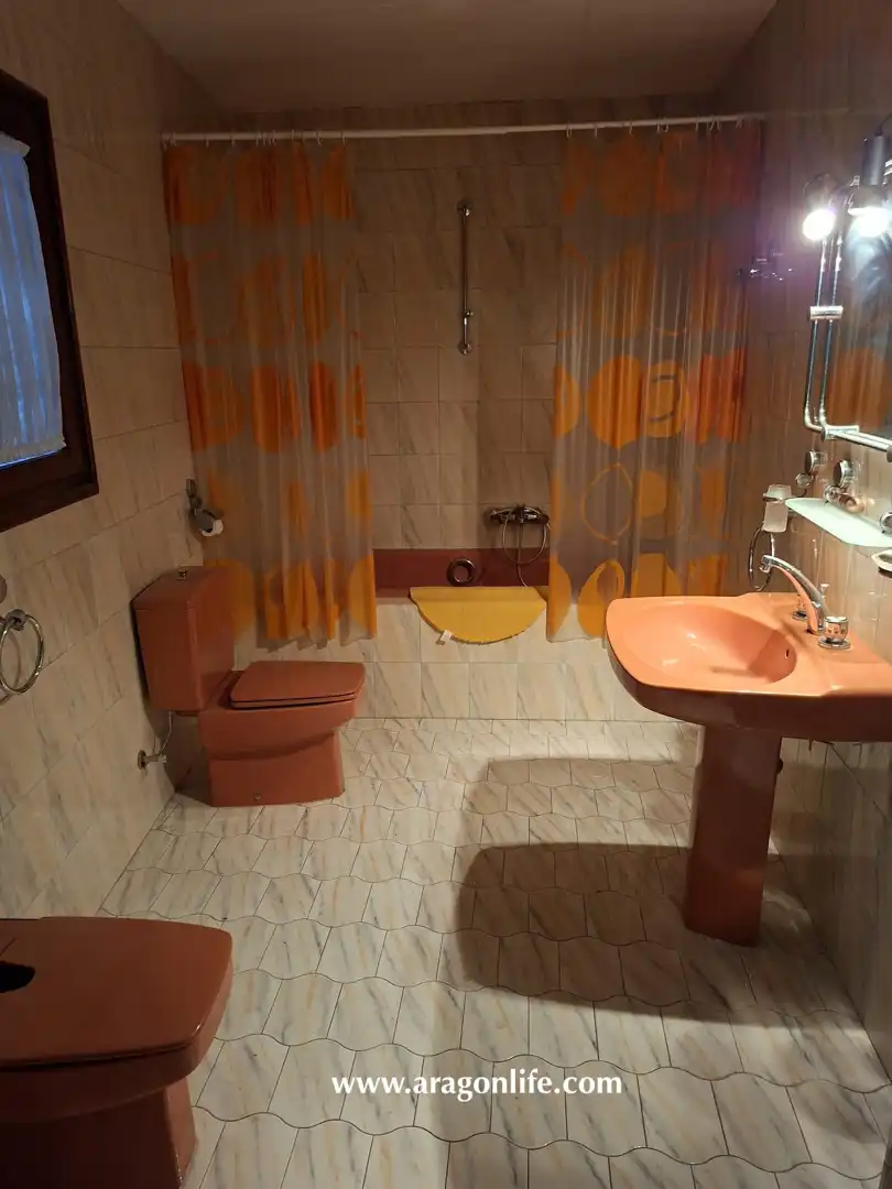 Bathroom of Houses for sale in Maella  with Heating, Furnished and Oven