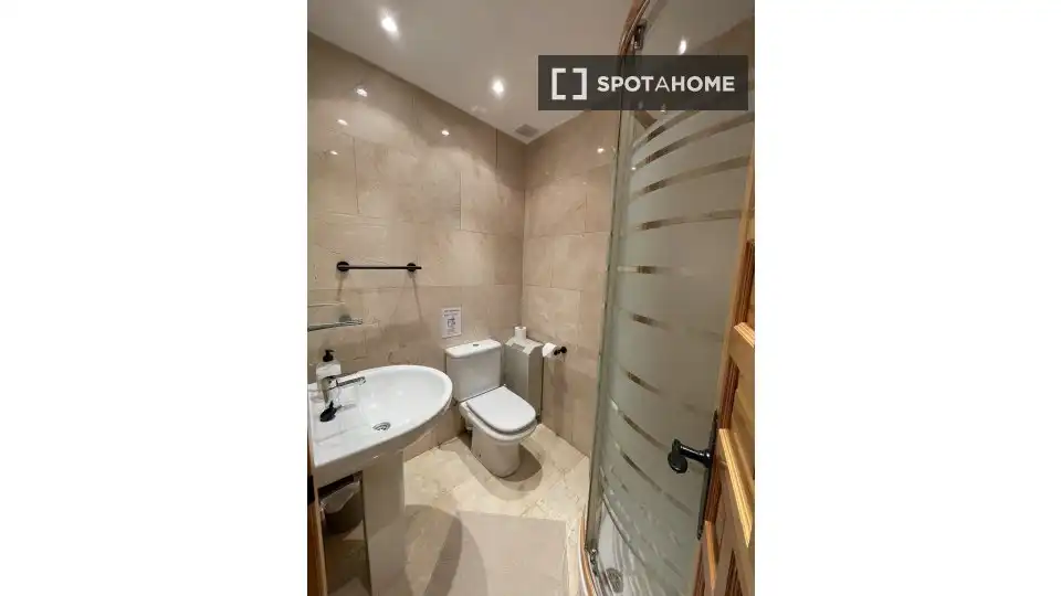 Baño de Apartamento para compartir en Alcalá de Henares con Aire acondicionado, Terraza y Amueblado
