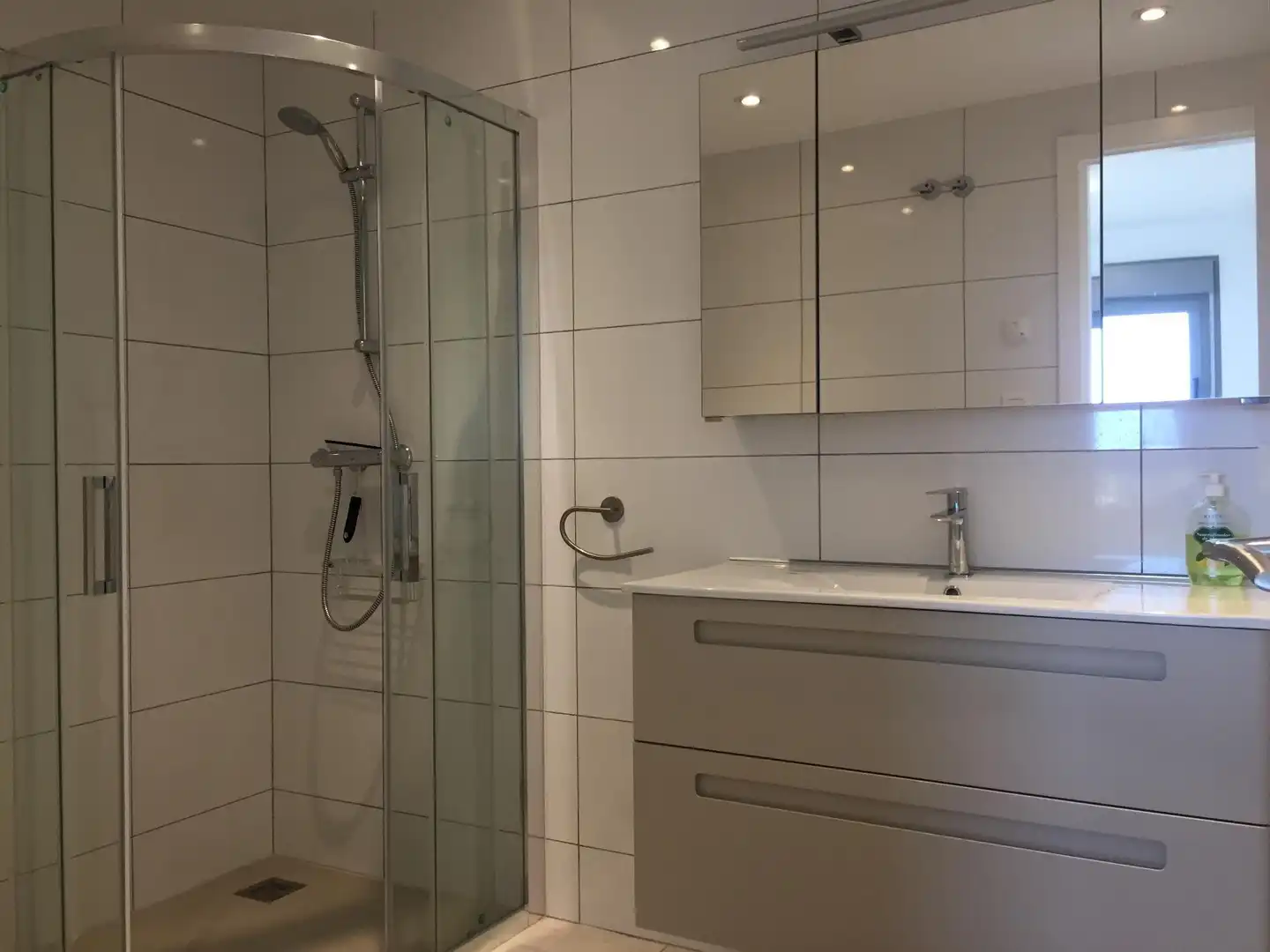 Badezimmer von Erdgeschoss zum Verkauf in L'Alfàs del Pi mit Klimaanlage, Heizung und Privatgarten