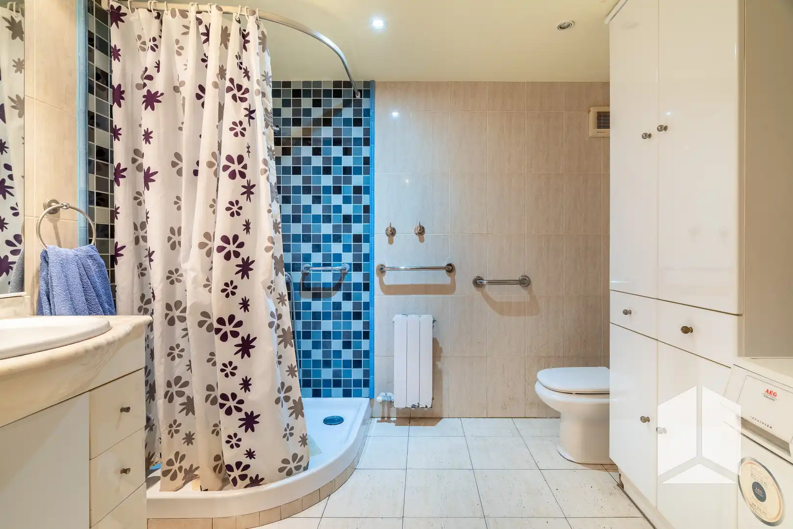 Bathroom of Flat for sale in Castelldefels  with Swimming Pool and Balcony