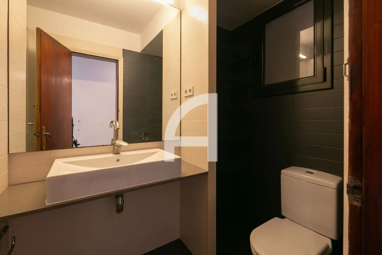 Bathroom of Flat for sale in Barcelona  with Parquet flooring