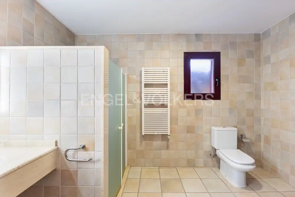 Bathroom of Houses for sale in La Pobla de Vallbona  with Air Conditioner, Heating and Private garden