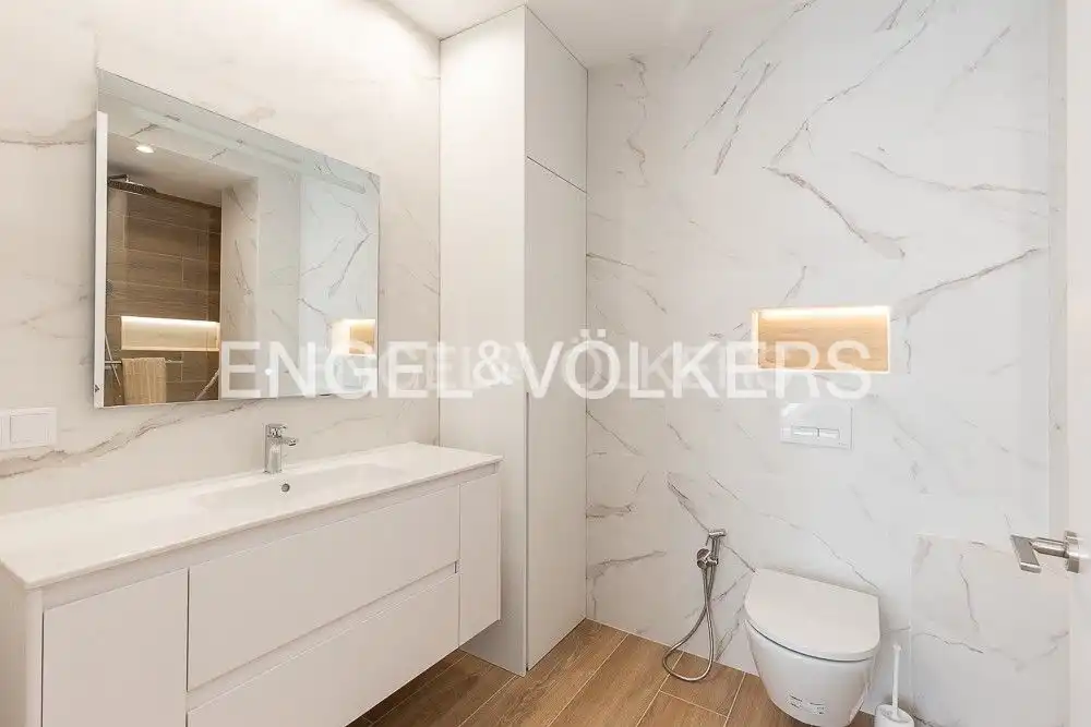 Bathroom of Flat for rent in Valencia  with Air Conditioner, Heating and Furnished