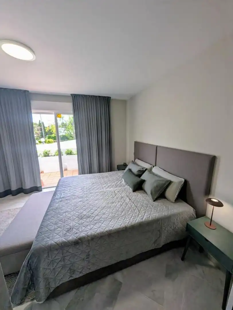 Dormitori de Casa adosada de lloguer en Marbella amb Aire condicionat, Terrassa i Moblat