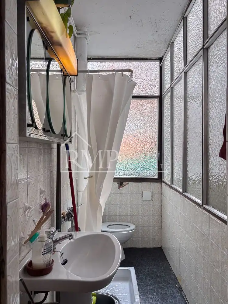 Badezimmer von Dachboden zum Verkauf in Barcelona mit Heizung, Terrasse und Abstellraum