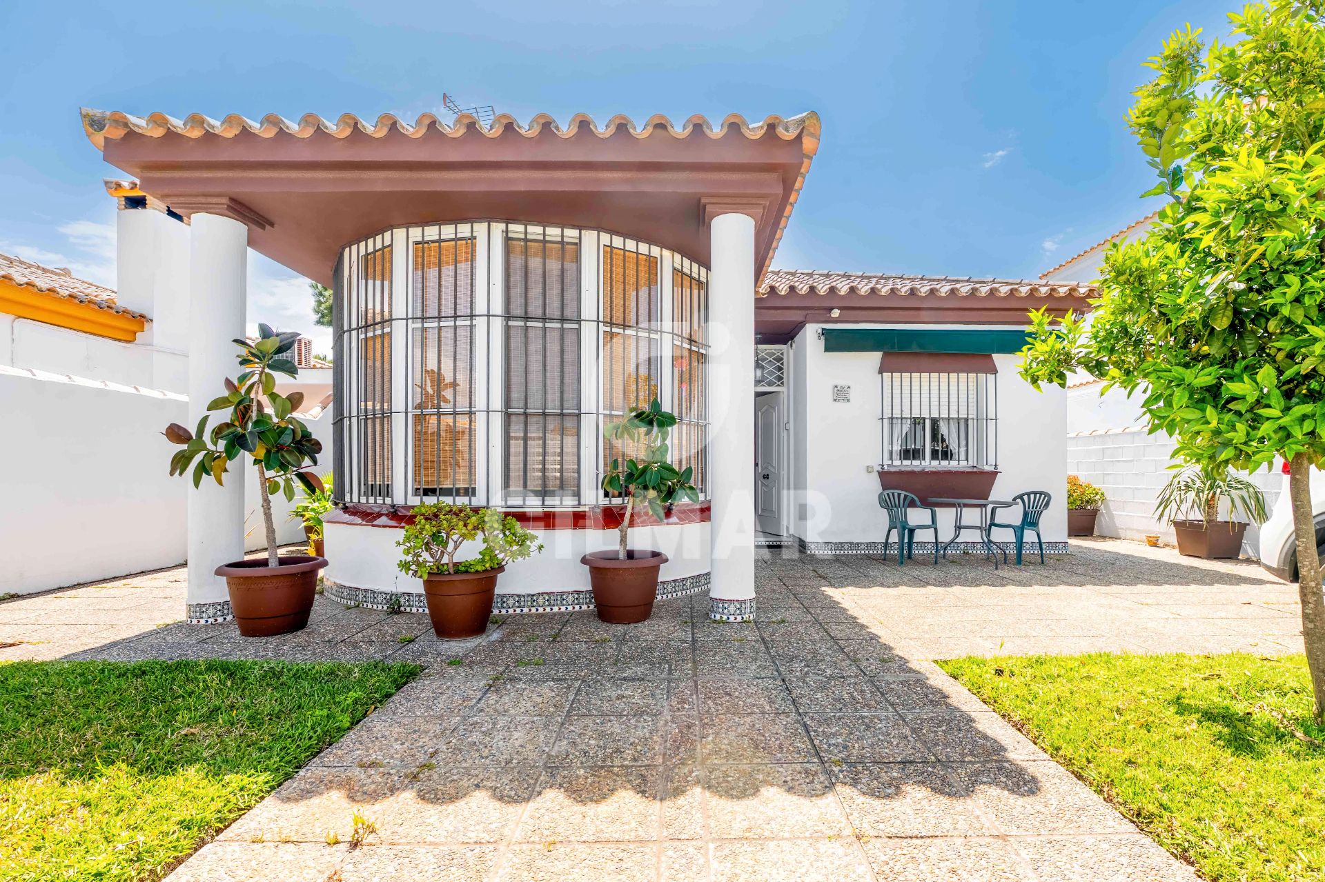 Vista exterior de Casa o xalet en venda en Chiclana de la Frontera amb Aire condicionat, Calefacció i Jardí privat