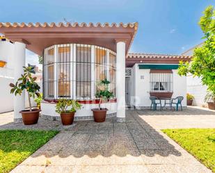 Vista exterior de Casa o xalet en venda en Chiclana de la Frontera amb Aire condicionat, Calefacció i Jardí privat