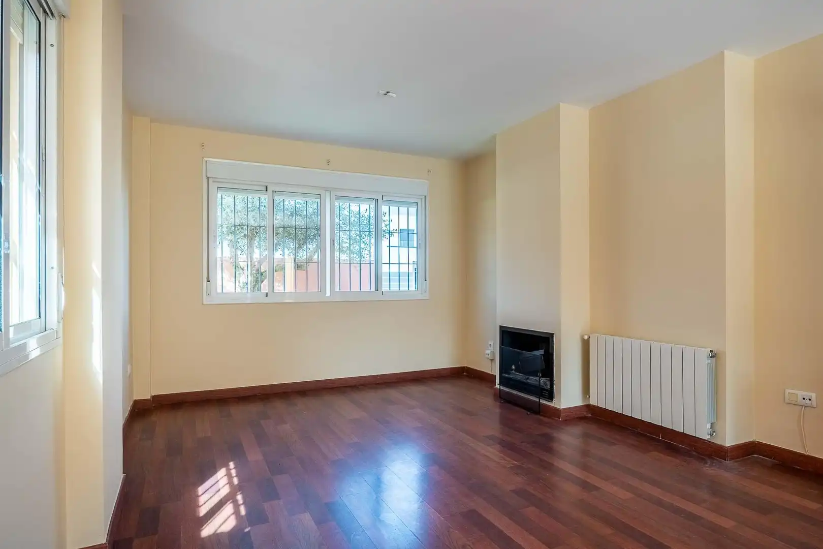 Sala de estar de Casa adosada de alquiler en Espartinas con Aire acondicionado, Calefacción y Jardín privado