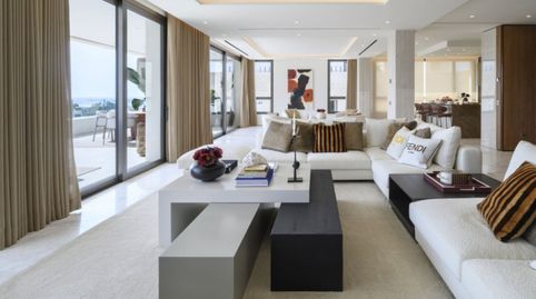 Esta extraordinaria residencia redefine el estándar del lujo moderno desde el primer momento. Un majestuoso recibidor le da la bie, imatge 3