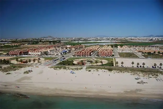 Vista exterior de Casa o chalet en venta en Pilar de la Horadada con Jardín privado, Terraza y Piscina comunitaria