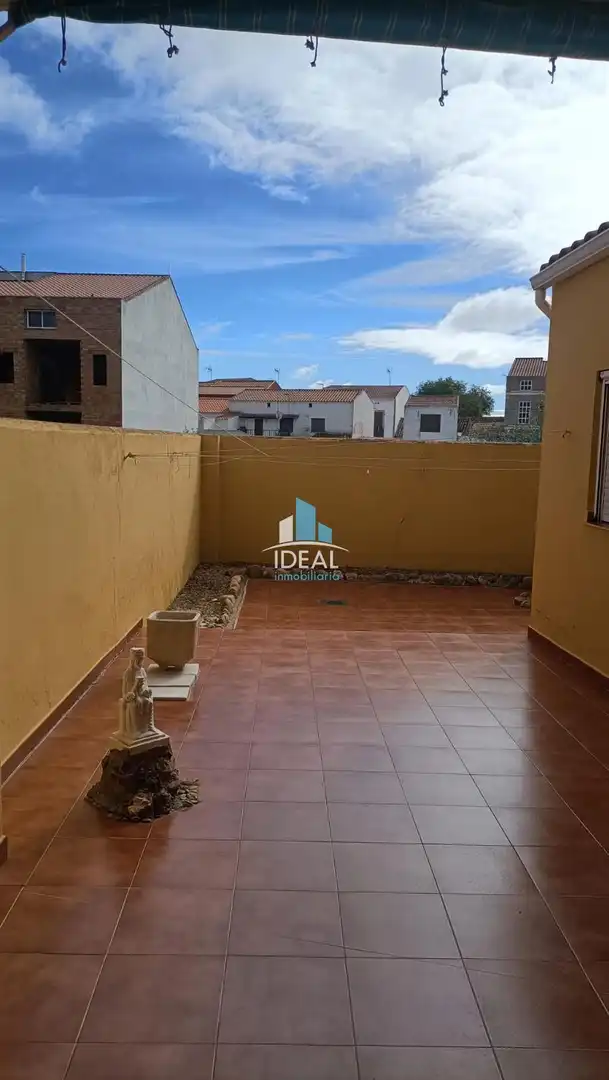 Vista exterior de Casa o xalet en venda en La Haba  amb Aire condicionat, Traster i Moblat