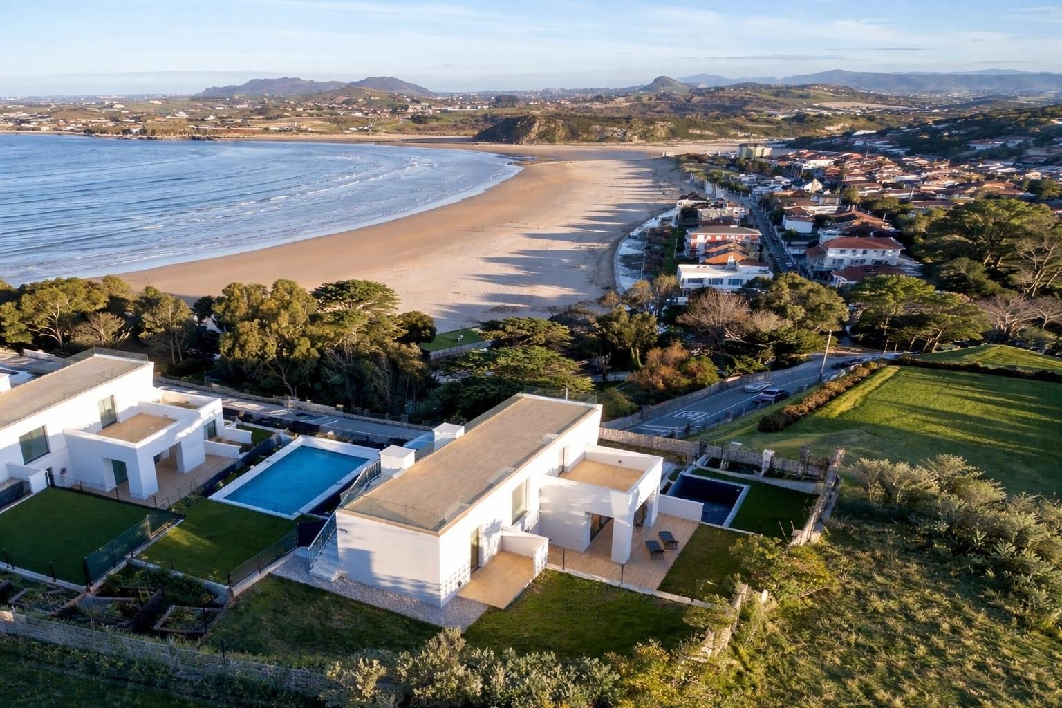 Vista exterior de Casa o xalet en venda en Suances amb Jardí privat, Terrassa i Piscina