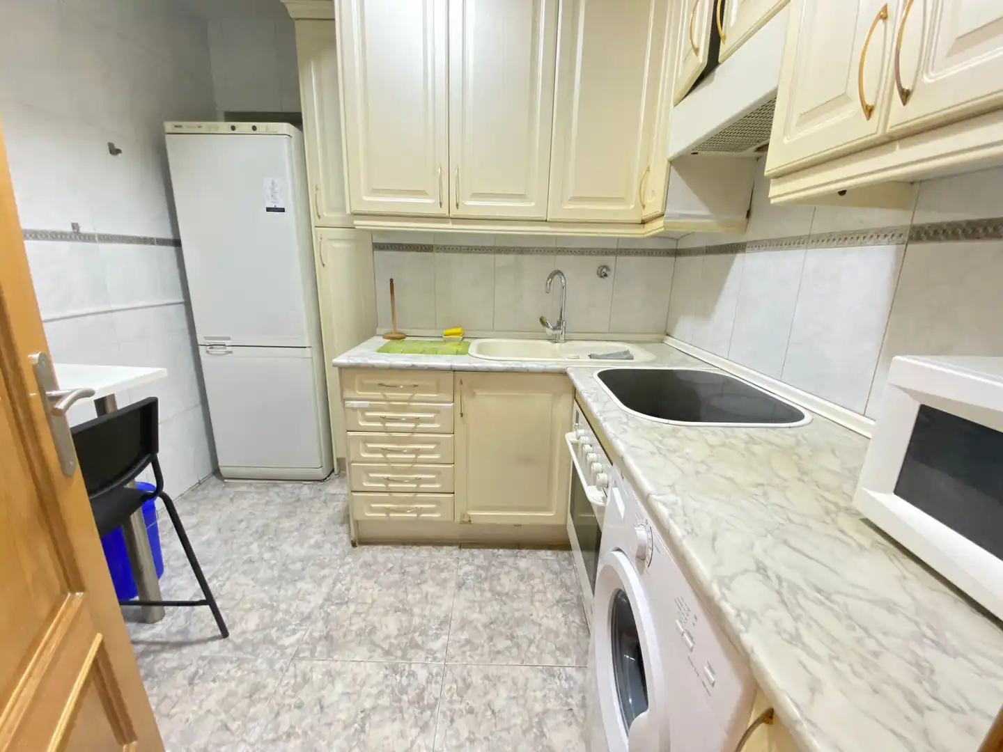 Kitchen of Flat for share in Madrid  with Heating, Furnished and Oven