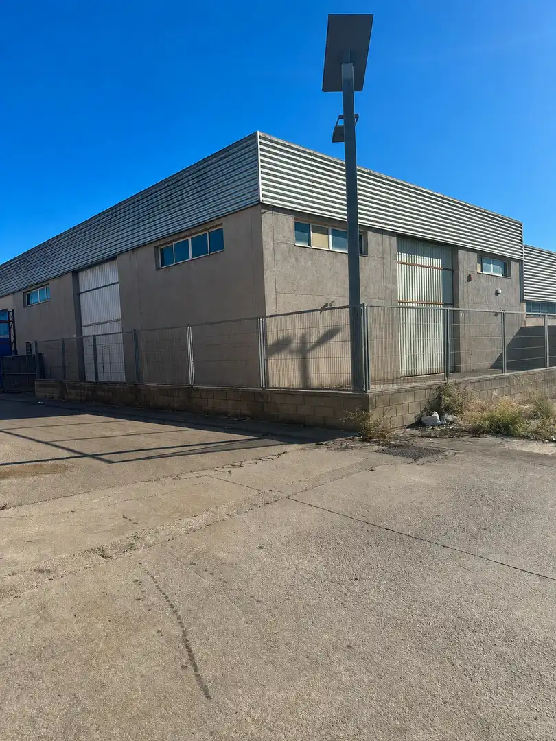 Außenansicht von Fabrikhallen zur Miete in Vilanova i la Geltrú