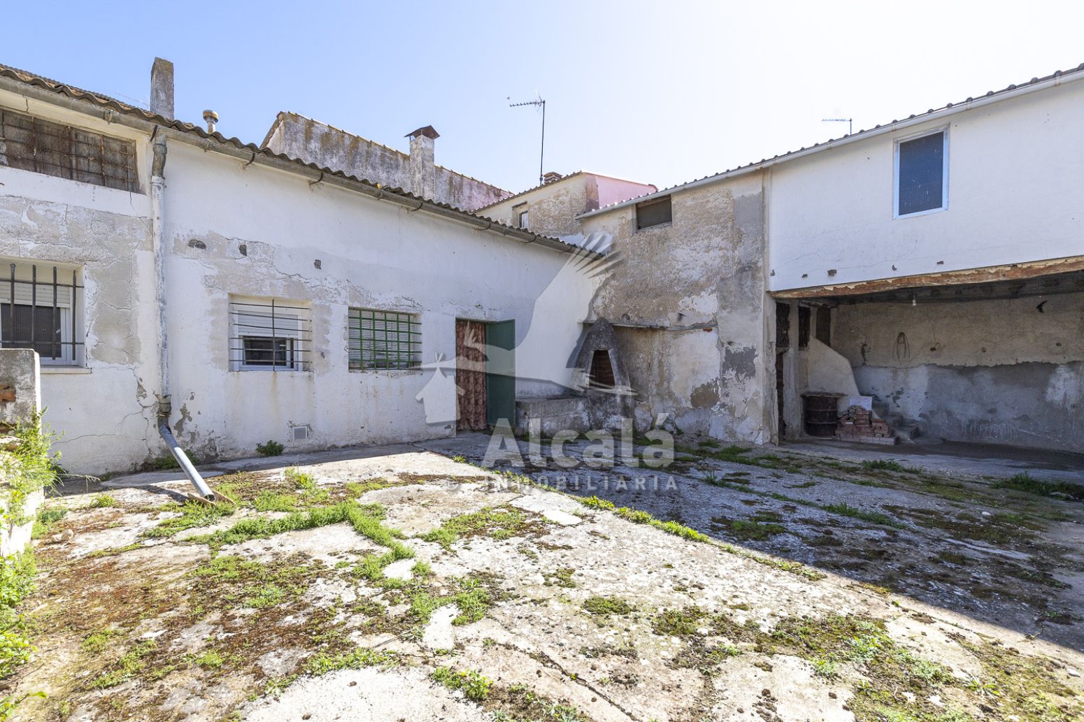 Vista exterior de Casa o xalet en venda en Driebes amb Calefacció, Traster i Balcó