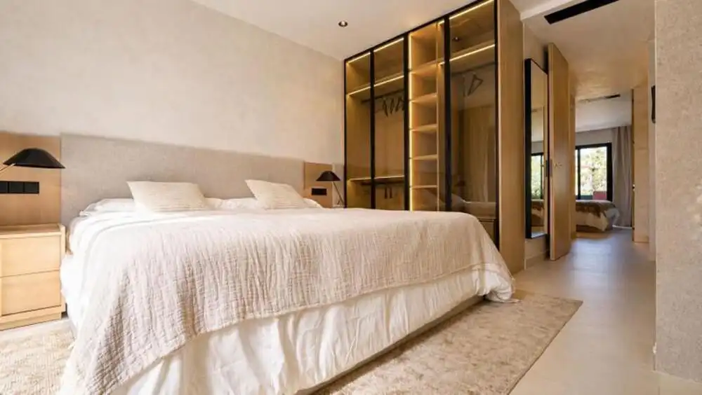 Dormitori de Casa adosada de lloguer en Marbella amb Aire condicionat, Jardí privat i Terrassa