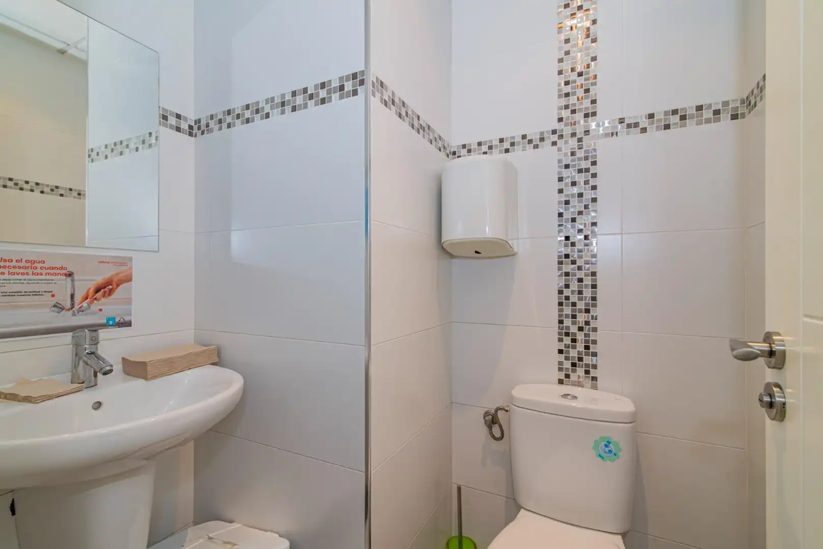 Bany de Local en venda en Granada amb Aire condicionat