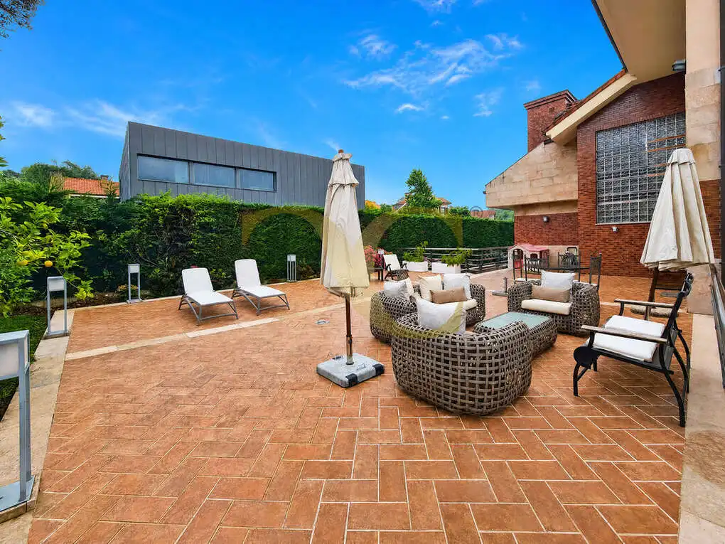 Terrassa de Casa o xalet en venda en Gijón  amb Calefacció, Jardí privat i Terrassa