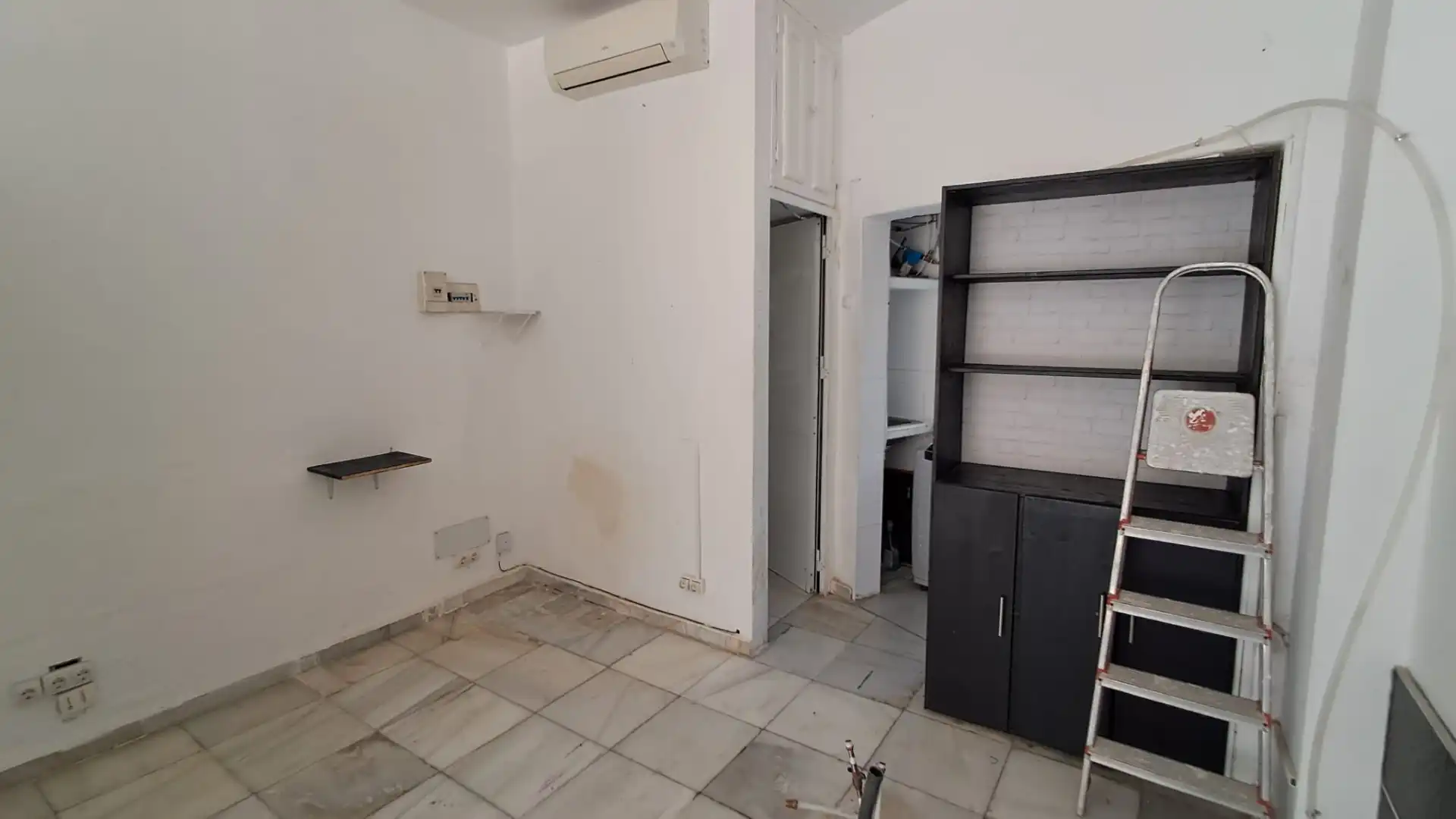 Commercial properties for sale in Fuengirola  with Air Conditioner and Alarm