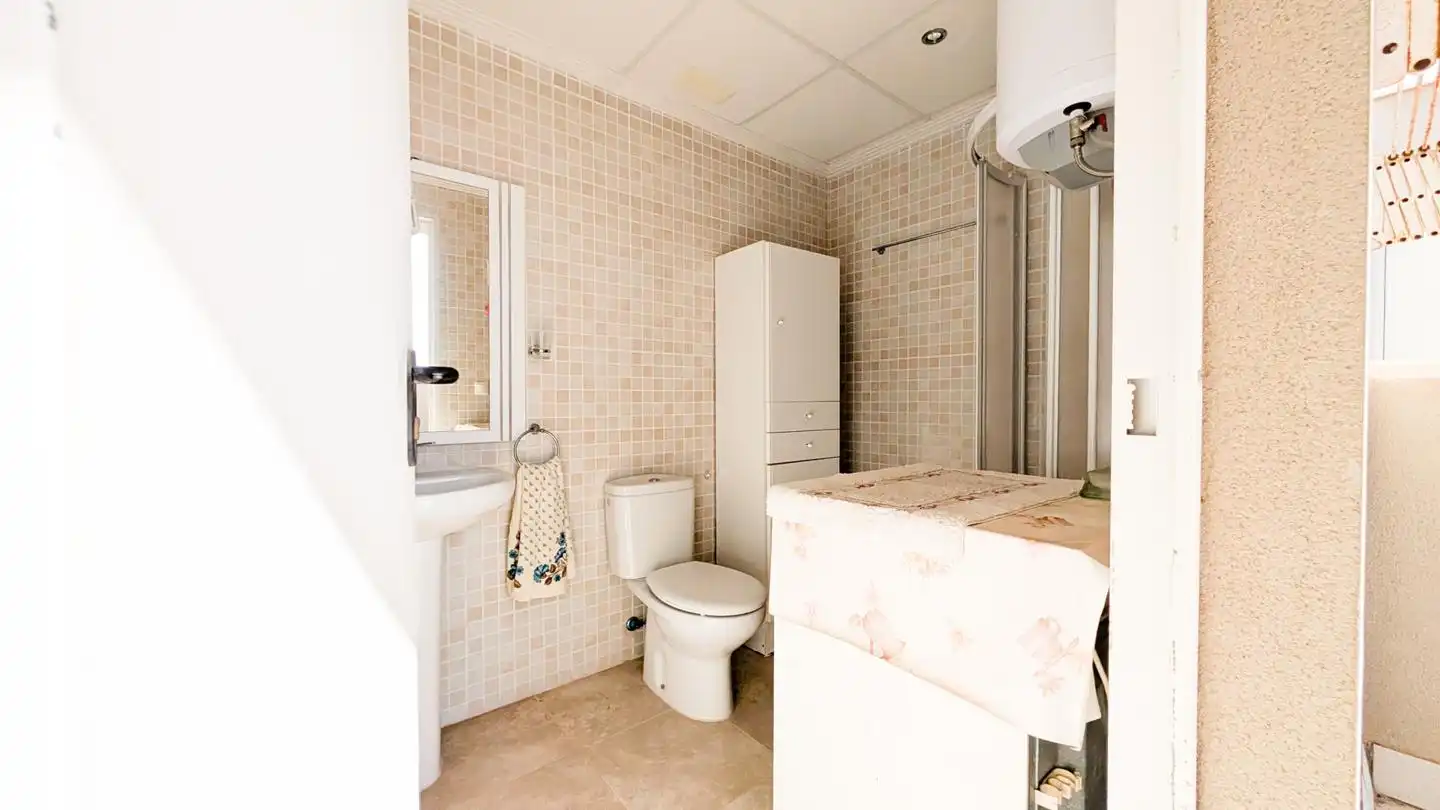 Badezimmer von Wohnung zum Verkauf in Santa Pola mit Klimaanlage, Terrasse und Schwimmbad