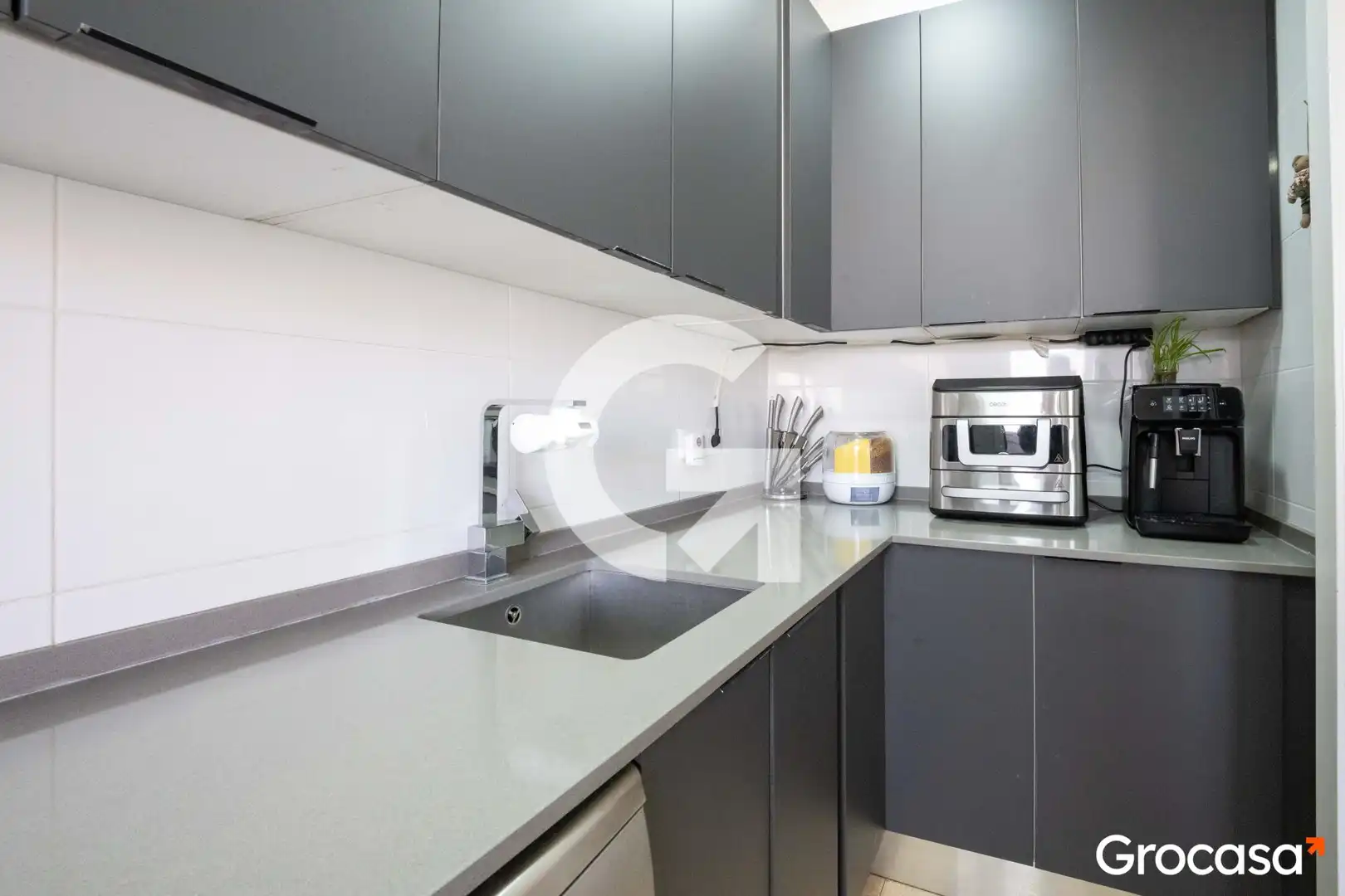 Cocina de Piso en venta en Mataró con Horno, Lavadora y TV