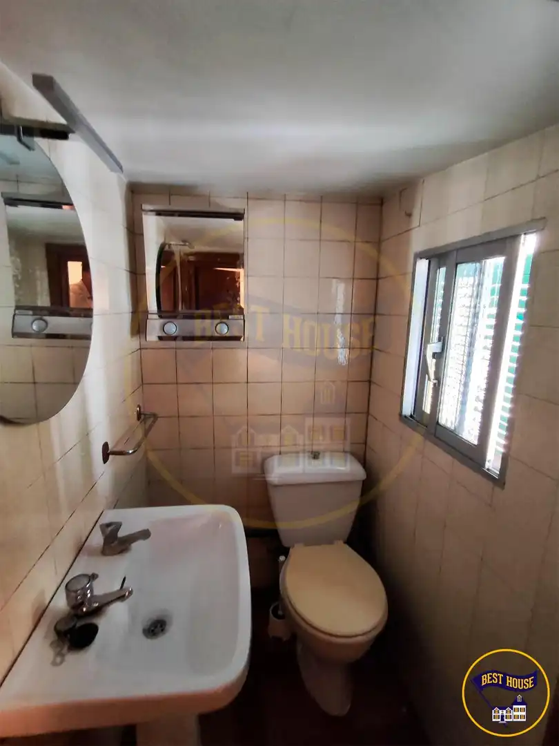 Baño de Piso para compartir en Cuenca con Calefacción, Terraza y Amueblado
