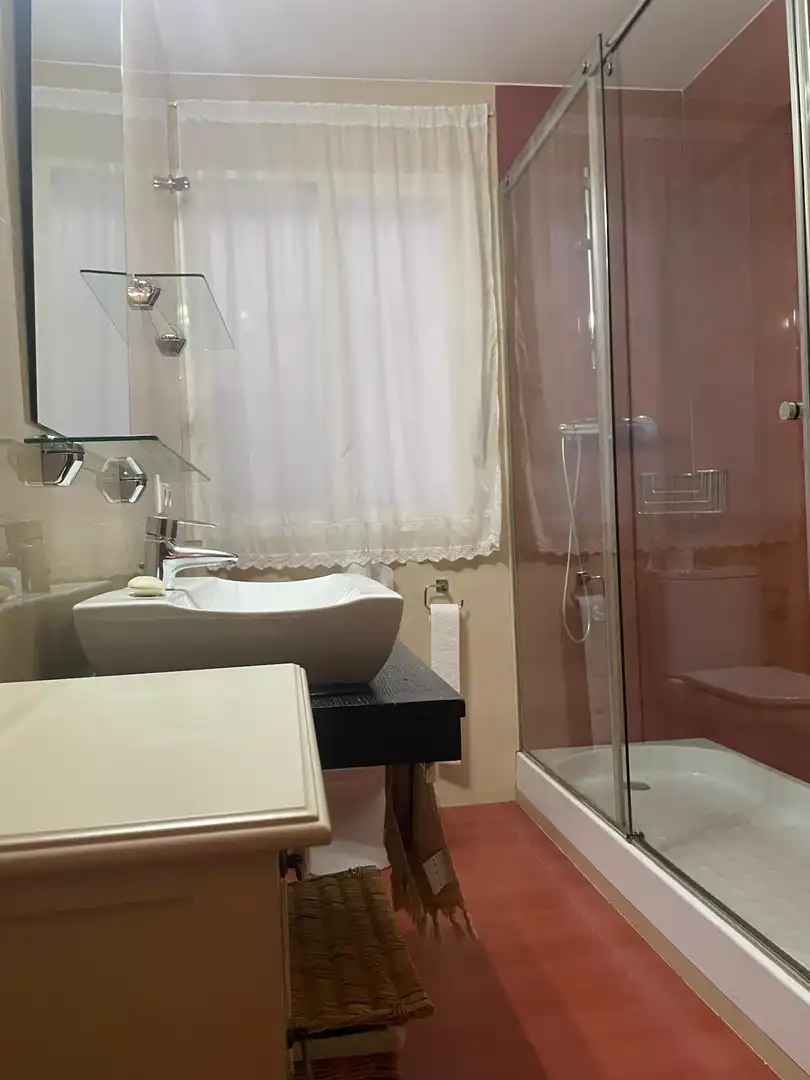 Baño de Piso de alquiler en Córdoba con Aire acondicionado, Terraza y Amueblado