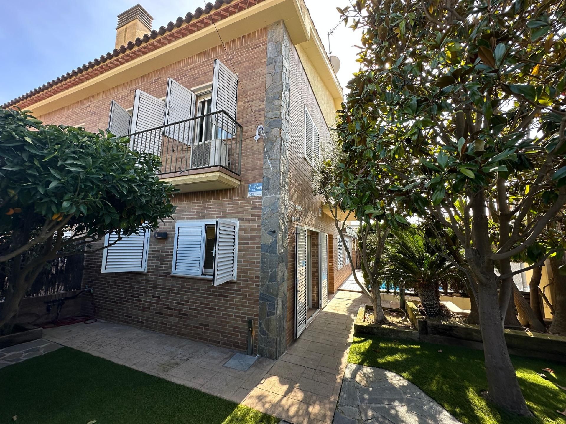 Vista exterior de Casa o xalet en venda en Pineda de Mar amb Aire condicionat, Calefacció i Jardí privat