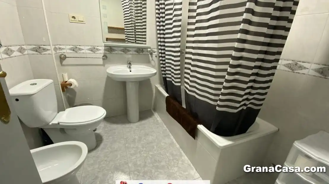 Bathroom of Flat for rent in Granada  with Air Conditioner, Heating and Furnished