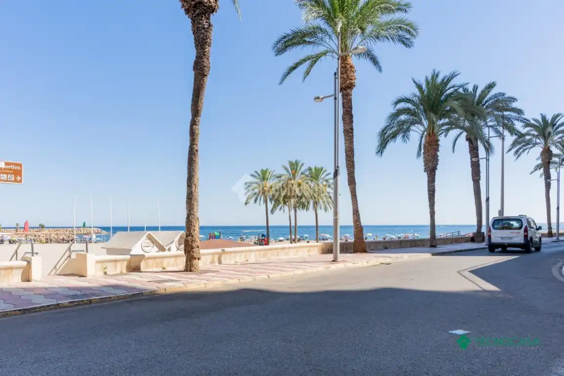 Vista exterior de Pis en venda en Roquetas de Mar amb Aire condicionat i Terrassa