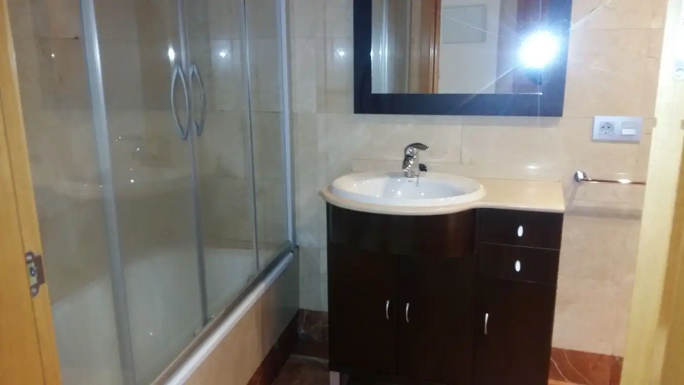 Bany de Apartament de lloguer en Badajoz amb Aire condicionat, Calefacció i Moblat