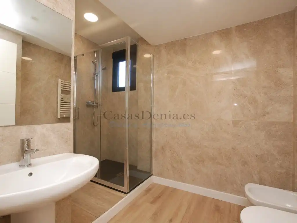 Bathroom of Attic for sale in Alcalá de Henares  with Private garden, Terrace and Swimming Pool