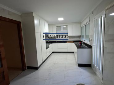 Casa con balcón en venta en Adra