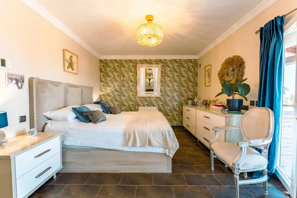 Dormitori de Casa o xalet en venda en Estepona amb Aire condicionat, Jardí privat i Terrassa