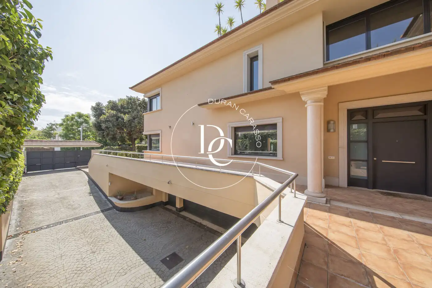 Vista exterior de Casa o xalet de lloguer en Sitges amb Aire condicionat, Calefacció i Jardí privat