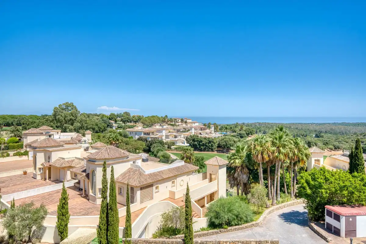 Vista exterior de Dúplex en venda en Sotogrande amb Aire condicionat, Terrassa i Traster