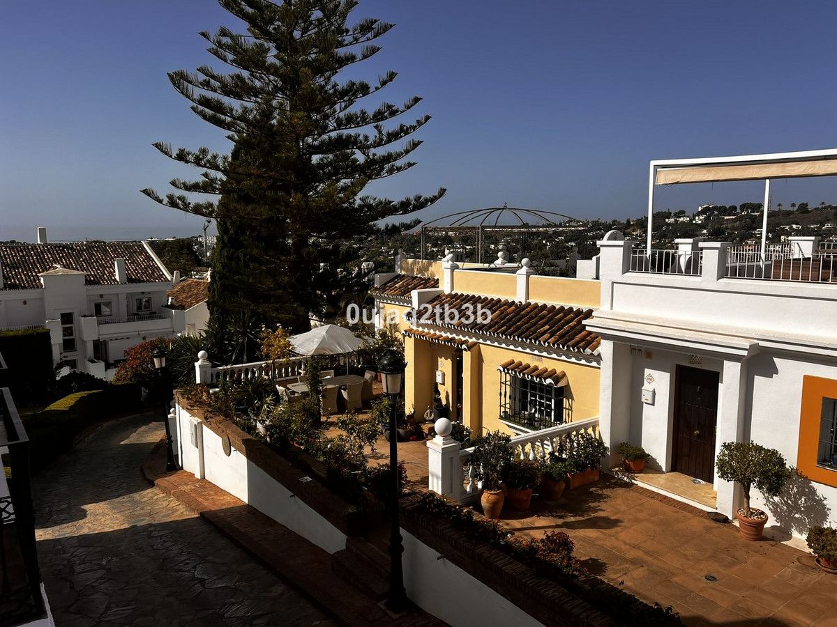 Vista exterior de Casa adosada en venda en Marbella amb Aire condicionat, Terrassa i Alarma